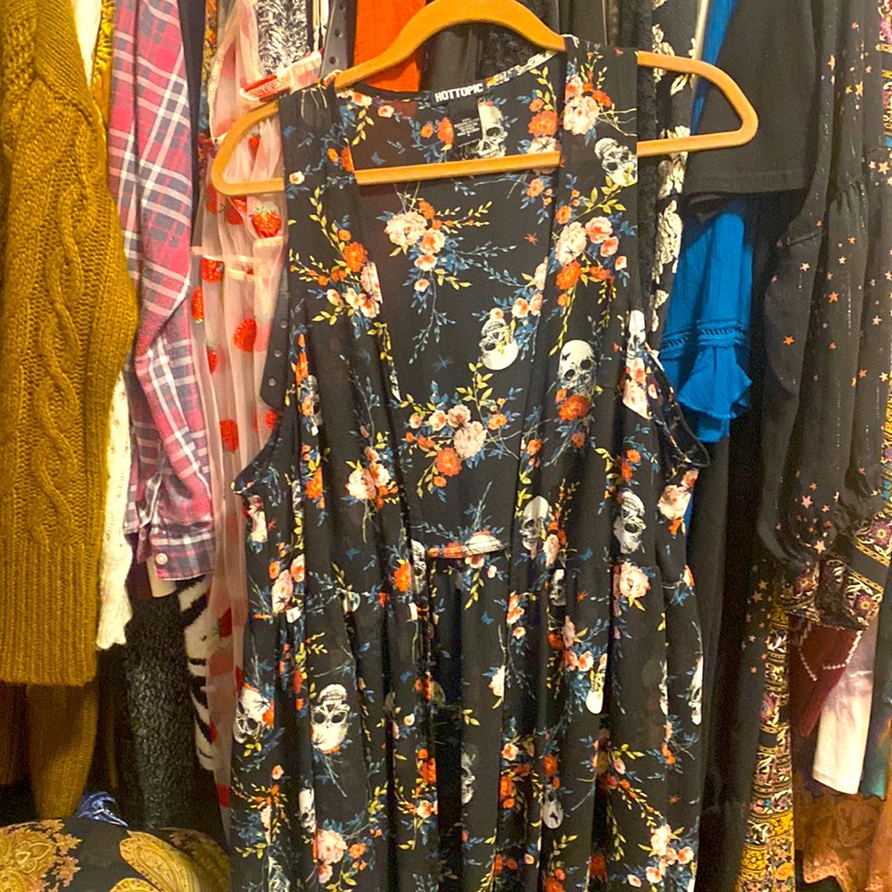 Sheer long vest , Hot topic , flowers and skulls💗